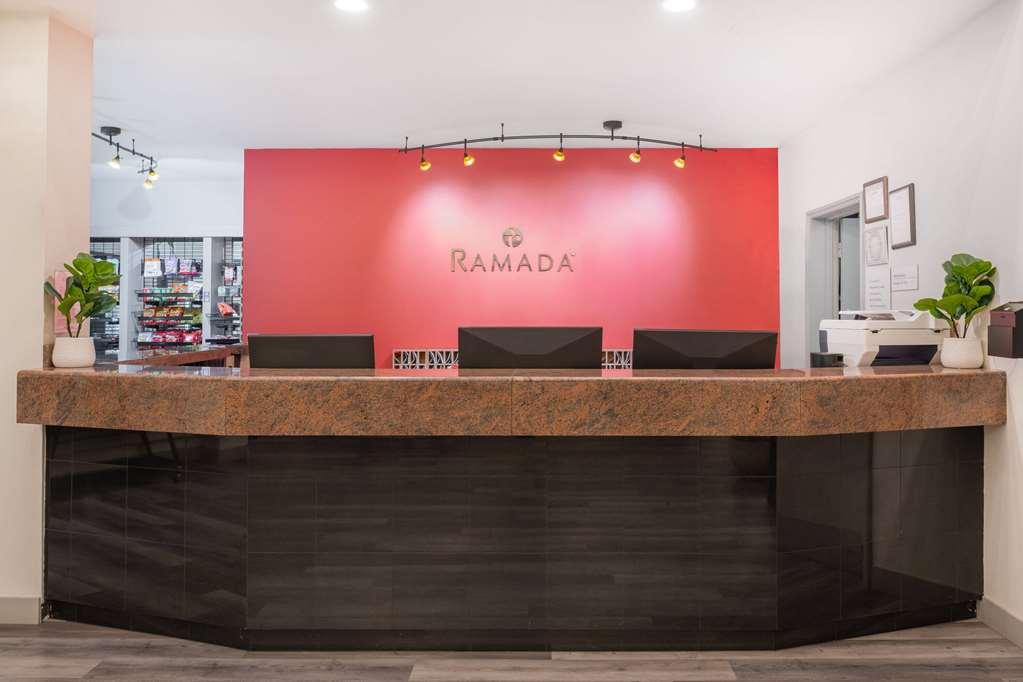 Отель Ramada By Wyndham Бейкерсфилд Интерьер фото